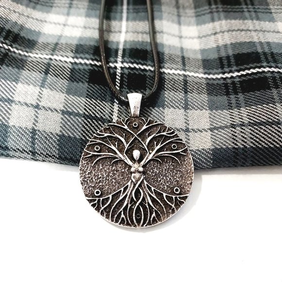 New Celtic Wiccan Tree of Life Goddess Mother Earth Necklace Silver Black - Picture 1 of 5